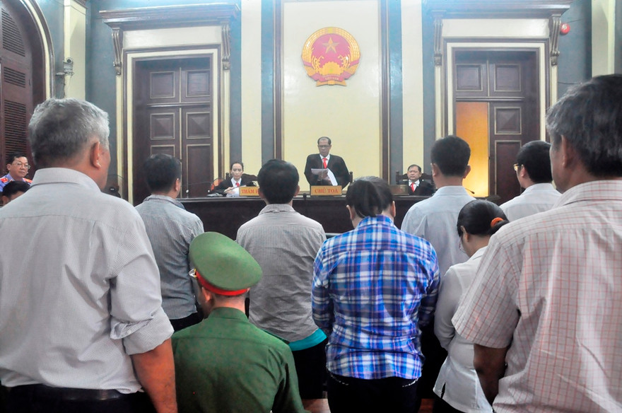 Các bị cáo tại tòa nghe HĐXX tuyên hủy án điều tra lại. Ảnh Việt Văn