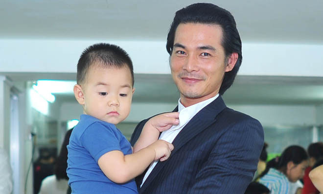 Quách Ngọc Ngoan và con trai kháu khỉnh.