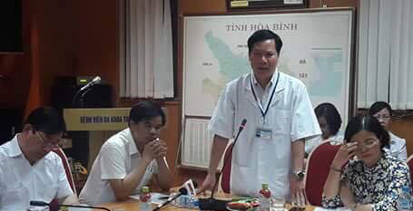 Lãnh đạo Bệnh viện Đa khoa tỉnh Hòa Bình làm việc với chuyên gia Bộ Y tế tối 29/5. Ảnh: N.P. 