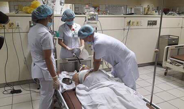 Bác sĩ cấp cứu bệnh nhân chạy thận nhân tạo nghi bị sốc phản vệ. Ảnh: N.P.