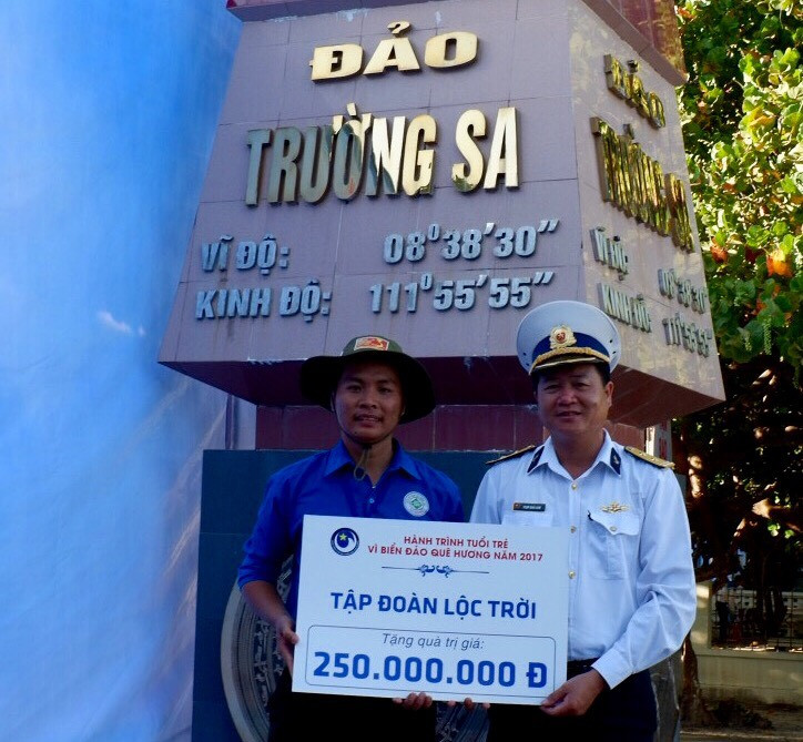 Huỳnh Anh Tuấn, Bí thư Đoàn cơ sở Tập đoàn Lộc Trời trao quà cho huyện đảo Trường Sa trong chuyến “Hành trình tuổi trẻ vì biển đảo quê hương 2017”