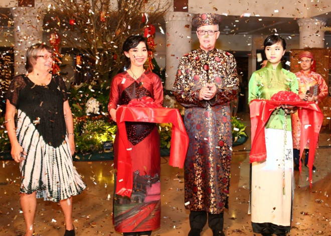 Du khách quốc tế tham gia các sự kiện lễ hội