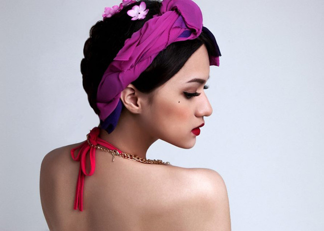 Hương Giang Idol mặc yếm đào khoe lưng trần gợi cảm