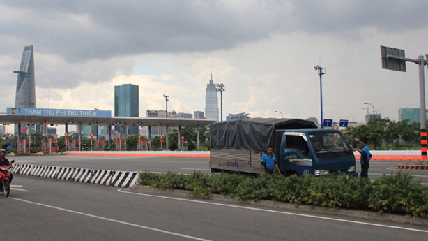 Chiếc xe tải gặp sự cố được xe cứu hộ kéo ra khỏi đường hầm. 