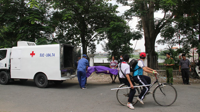 Nạn nhân được đưa về nhà xác.