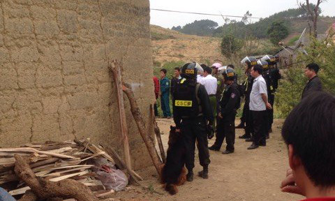 Công an thuyết phục đối tượng trình diện.