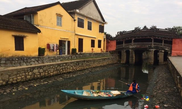 Nước thải qua kênh Chùa Cầu đang ô nhiễm nặng.