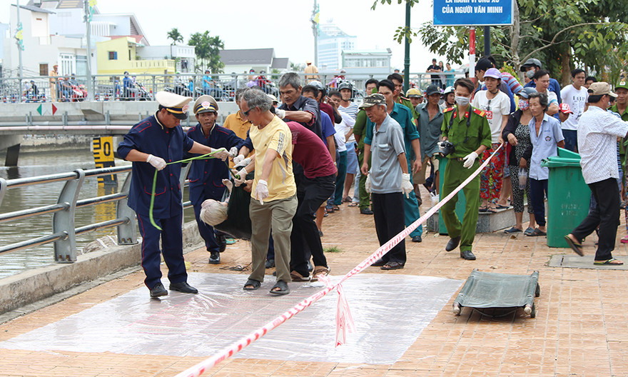 Xác người phụ nữ được vớt lên.