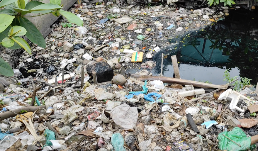 Hệ thống kênh rạch ở TPHCM ngày đêm bị 'bức tử'