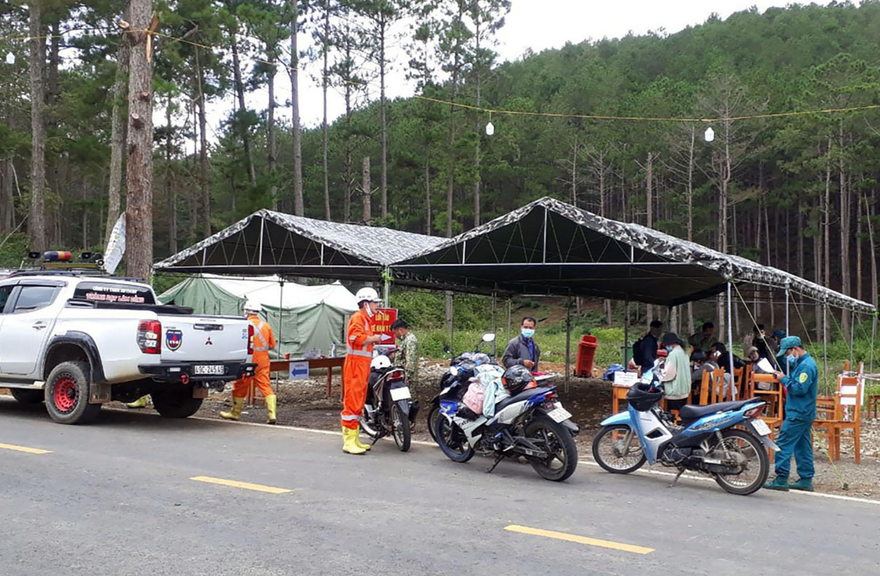 Chốt kiểm dịch hoạt động suốt ngày đêm trên quốc lộ 27