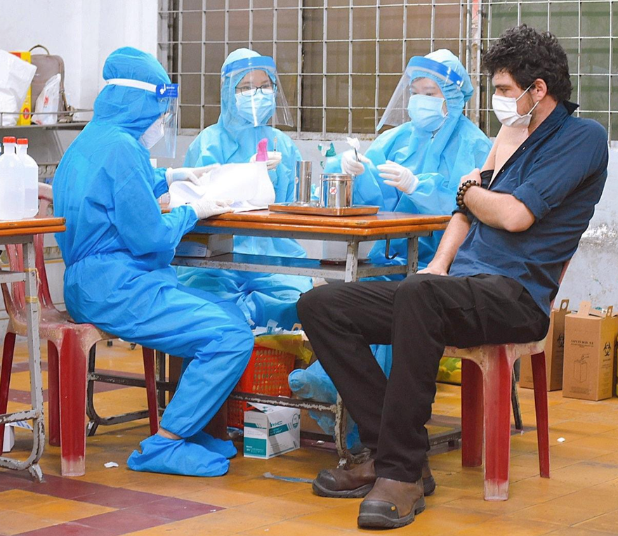 Tiêm vắc xin cho người nước ngoài tại TPHCM