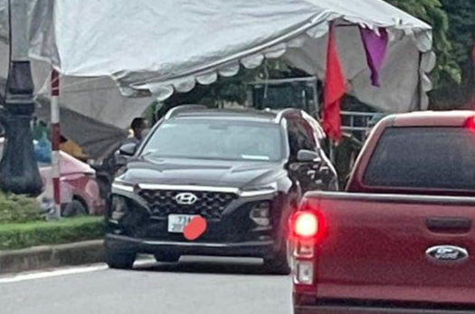 Chiếc xe Santafe màu đen mà bà N, G dùng để "thông chốt" 