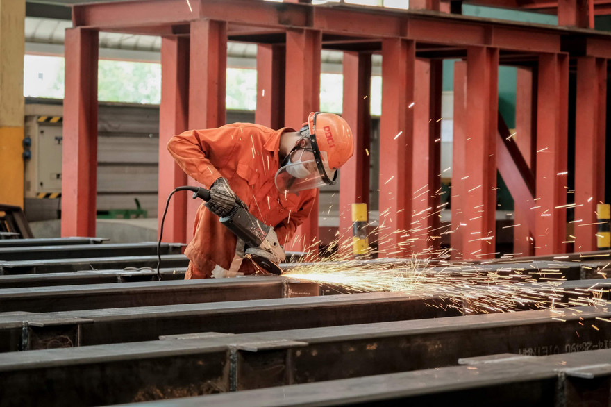 Công nhân Công ty Đại Dũng sản xuất nhà tiền chế và kết cấu thép xuất khẩu, một điểm sáng trong đại dịch. Ảnh: Đại Dương