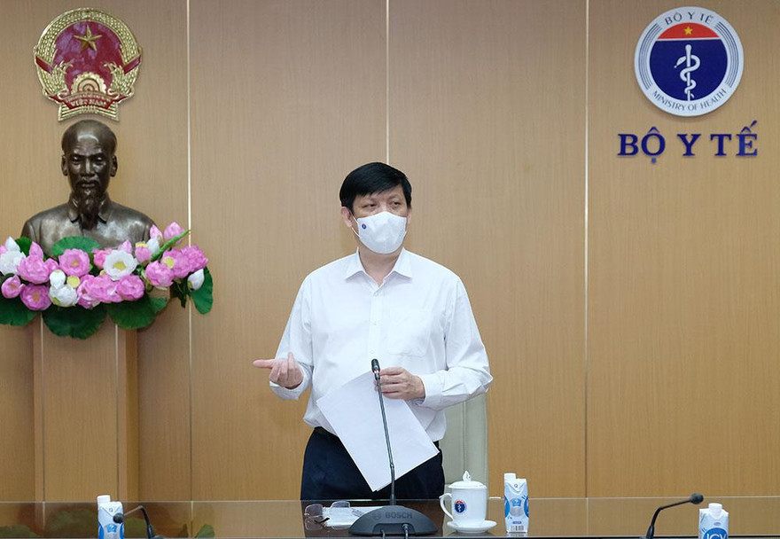 Bộ trưởng Nguyễn Thanh Long thông tin và cho biết trong điều kiện nắng nóng hiện nay, cán bộ nhân viên y tế đã rất vất vả khi lấy mẫu xét nghiệm, tuy nhiên toàn ngành đã nỗ lực, vượt khó để nâng cao năng lực, công suất xét nghiệm, góp phần nhanh chóng khống chế, dập dịch. Ảnh:Trần Minh