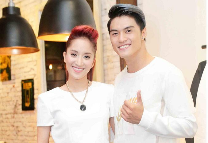 Khánh Thi tươi tắn tới chúc mừng Lâm Vinh Hải lên chức ông chủ.