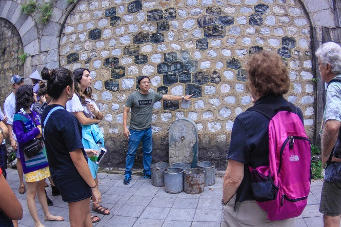 Khách Tây tìm ký ức Hà Nội qua bích họa Phùng Hưng