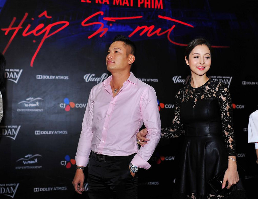 Vợ chồng Jennifer Phạm tay trong tay đến chúc mừng Mr. Đàm ra mắt phim mới.