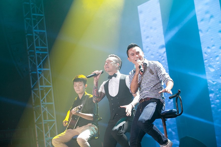 Tuấn Hưng và Tú Dưa tái hiện một nửa của nhóm 'Quả dưa hấu' trên sân khấu Hải Dương.