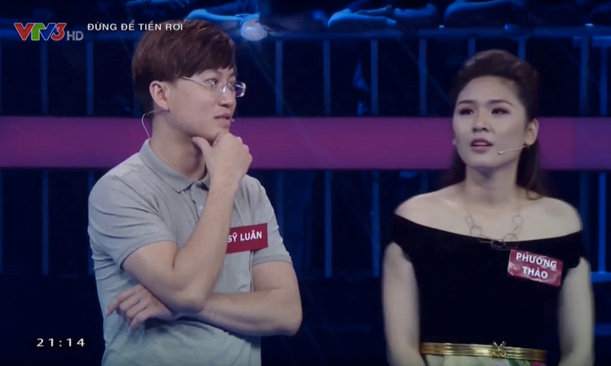 Sỹ Luân và Phương Thảo trong chương trình 'Đừng để tiền rơi'.