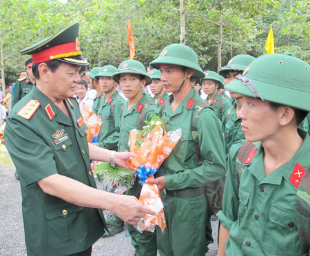 Thượng tướng Nguyễn Thành Cung tặng hoa, động viên thanh niên huyện Trảng Bàng (Tây Ninh) lên đường nhập ngũ.