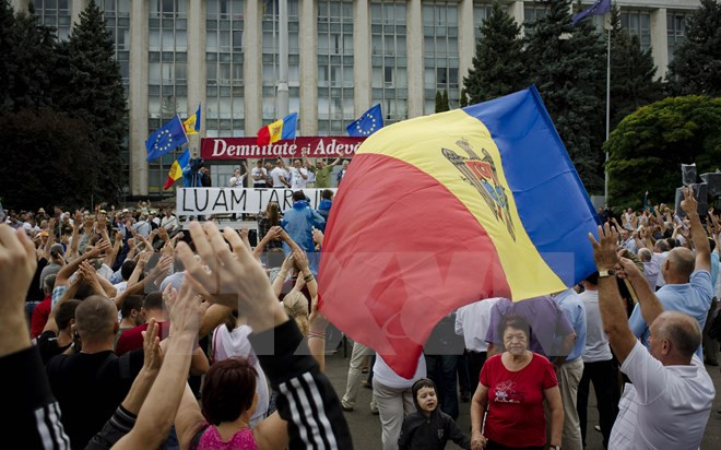 Hàng chục nghìn người biểu tình đòi Tổng thống từ chức tại Chisinau. (Nguồn: AFP/TTXVN)