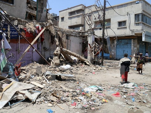 Cảnh đổ nát sau các cuộc giao tranh giữa quân đội chính phủ Yemen và phiến quân tại Taez ngày 24/8. (Nguồn: AFP/TTXVN)