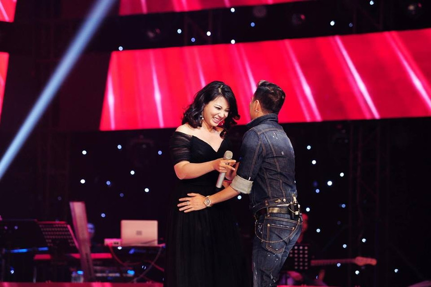 Mr. Đàm đã tung chiêu ‘cực hiểm’ khi dùng kẹo để thu phục cô gái gây ‘bão’ Youtube với clip vừa ăn kẹo vừa hát Thu Phượng.