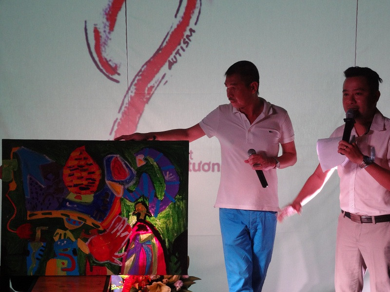 Họa sĩ Lê Thiết Cương (bên trái) bên cạnh bức tranh của bé Hà Đình Chí (Nem).