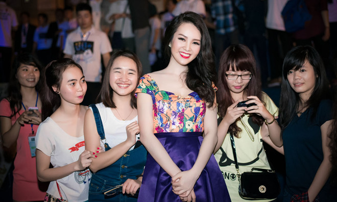 Á hậu Thụy Vân và hơn 1 tỷ người cùng tắt đèn