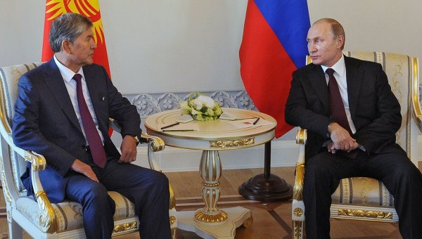 Tổng thống Nga Putin tiếp người đồng cấp Kyrgyzstan, ông Almazbek Atambayev vào chiều nay, 16/3.