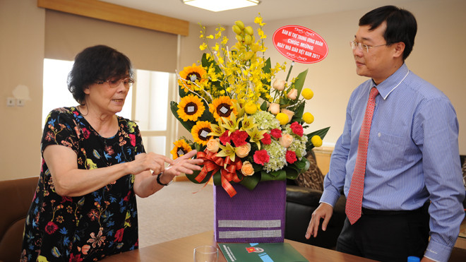 GS.TSKH Hoàng Xuân Sính và Bí thư thứ nhất T.Ư Đoàn trò chuyện thân mặt tại buổi gặp mặt