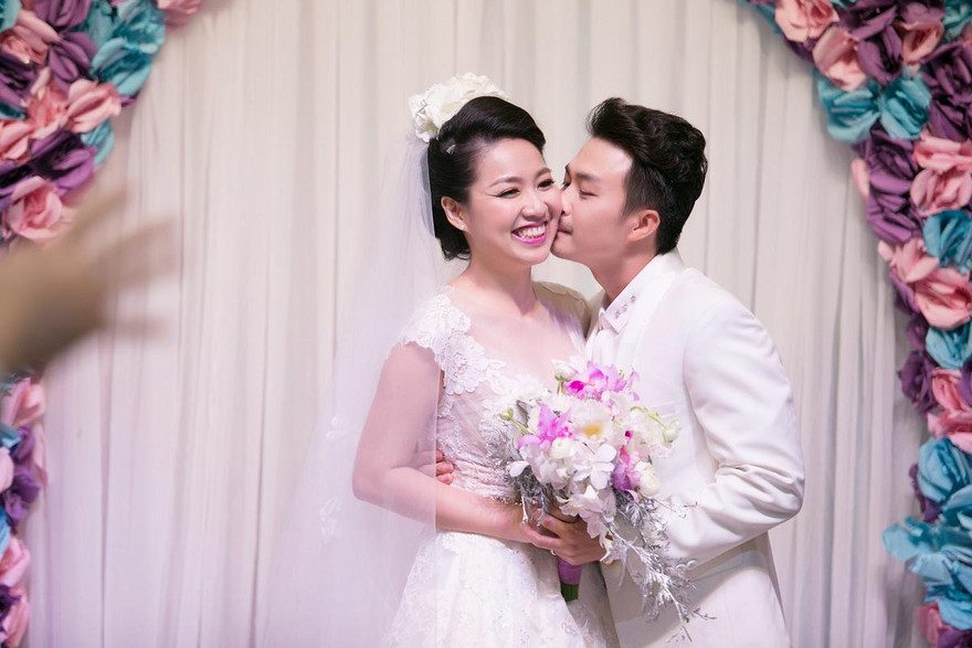 Lê Khánh cười rạng rỡ khi được chú rể Tuấn Khải hôn trong lễ cưới.
