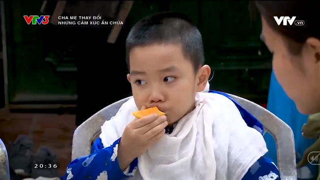 Cậu bé luôn nhận được mệnh lệnh từ người mẹ