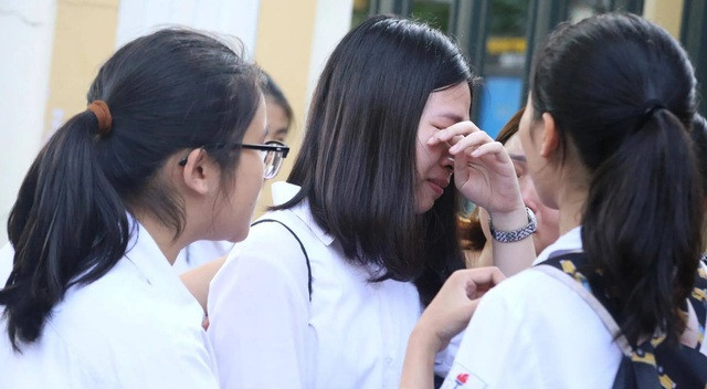 Học sinh khóc sau khi thi môn Toán vào lớp 10 THPT ở Hà Nội năm 2019 (Ảnh: Thuý Nga). 