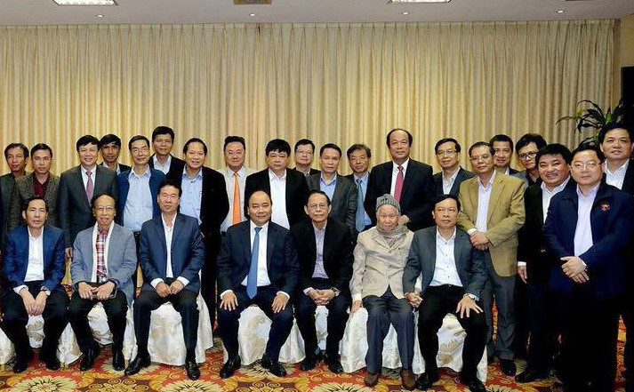 Thủ tướng Nguyễn Xuân Phúc, Uỷ viên Bộ Chính trị, Trưởng ban Tuyên giáo Trung ương Võ Văn Thưởng và các đại biểu tại buổi gặp mặt. 