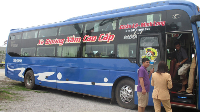 Xe khách mang BKS 36B-008.18 chở quá khách bị lực lượng CSGT bắt giữ chiều 26/2. Ảnh: Hoàng Lam