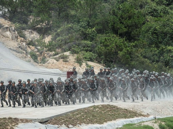 Binh sỹ PLA tham gia diễn tập. (Ảnh: THX/TTXVN)