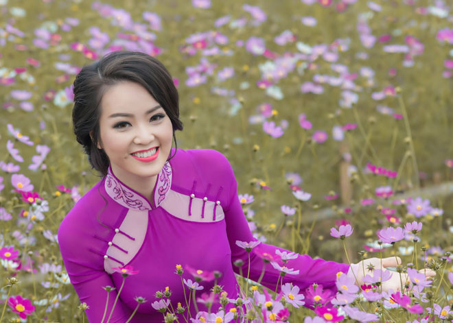 Á hậu Thụy Vân khoe nhan sắc rực rỡ giữa vườn Xuân