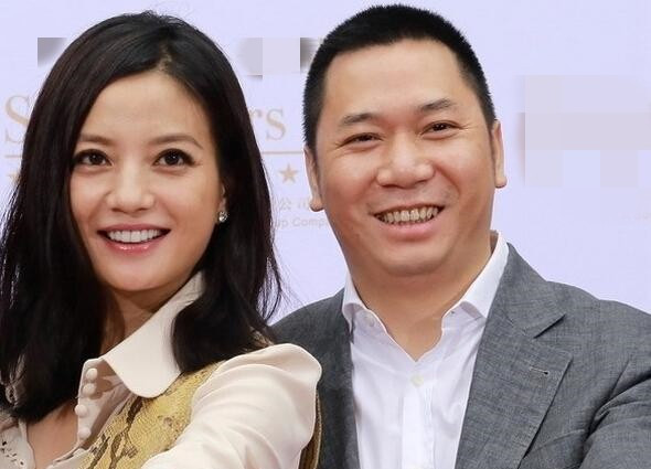 Vợ chồng cô bị cấm giao dịch trên sàn chứng khoán Trung Quốc trong 5 năm.