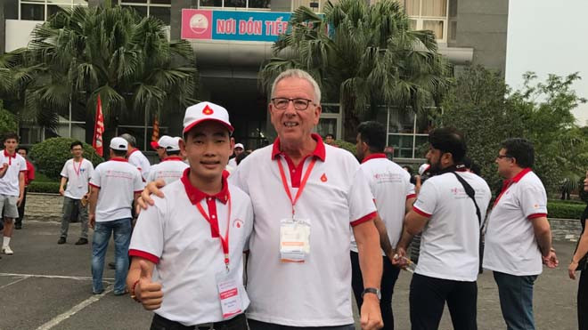  Em Đào Trọng Hưng cùng với người Hà Lan hiến máu gần 600 lần giao lưu ngày 12/6.