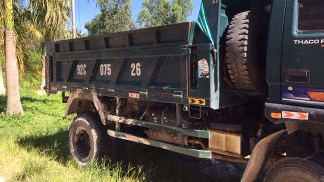 Xe chở cát lậu gây tai nạn rồi bỏ chạy