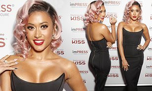 Kaz Crossley mặc đầm cúp ngực tôn vòng 1 căng đầy tại sự kiện của cô.