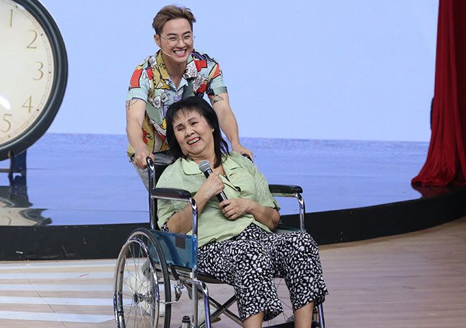 Nghệ sĩ Hoàng Lan ngồi xe lăn tái xuất sau nhiều năm bệnh tật