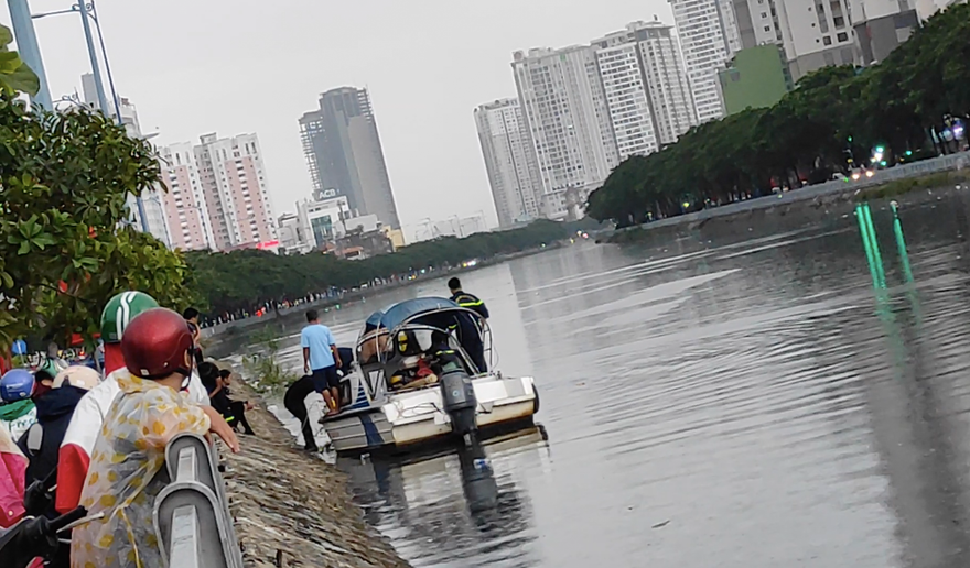 Lực lượng cứu hộ lặn 3 giờ tìm người đàn ông nhảy cầu ở Sài Gòn