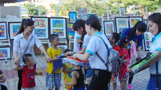 Nhiều phần quà được tặng cho các bệnh nhi nhằm động viên các em cố gắng điều trị bệnh. Ảnh: Đức Vũ.