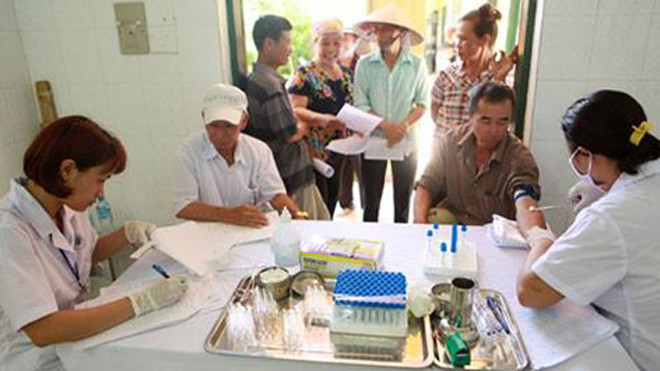 Sau đối thoại, dân khu rác thải Nam Sơn được khám bệnh miễn phí