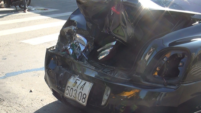 Phần đuôi xe Bentley bị hư hỏng nặng.