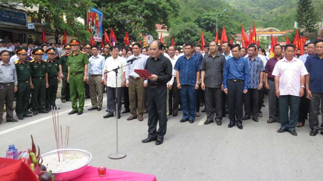 Ông Nguyễn Thanh Hoàng - Chủ tịch UBND huyện Kỳ Sơn (Nghệ An) đọc điếu văn tại lễ dâng hương tưởng niệm.