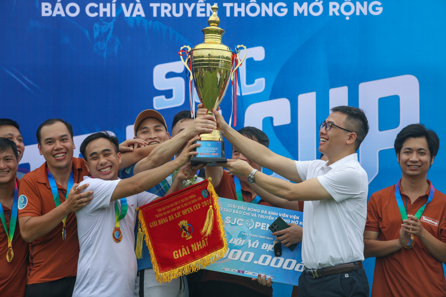 Đội bóng báo Tiền Phong vô địch SJC OPEN Cup trong lần đầu tiên tham dự