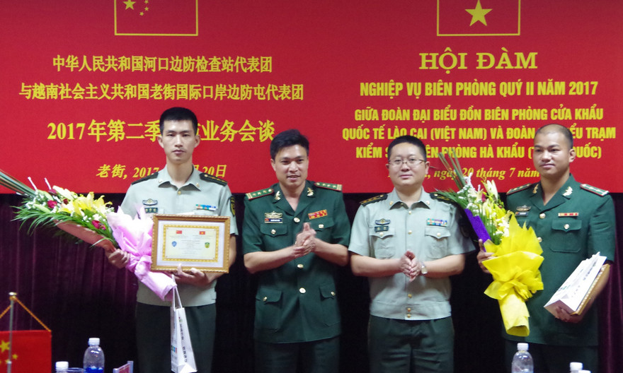 Lãnh đạo hai bên Đồn - Trạm trao tặng danh hiệu sứ giả hữu nghị quý 2 năm 2017 cho 2 cán bộ của hai bên.